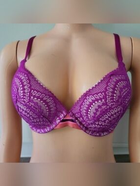 Victoria's Secret NWT Very Sexy Lightly Lined Plunge Bra 34DD.